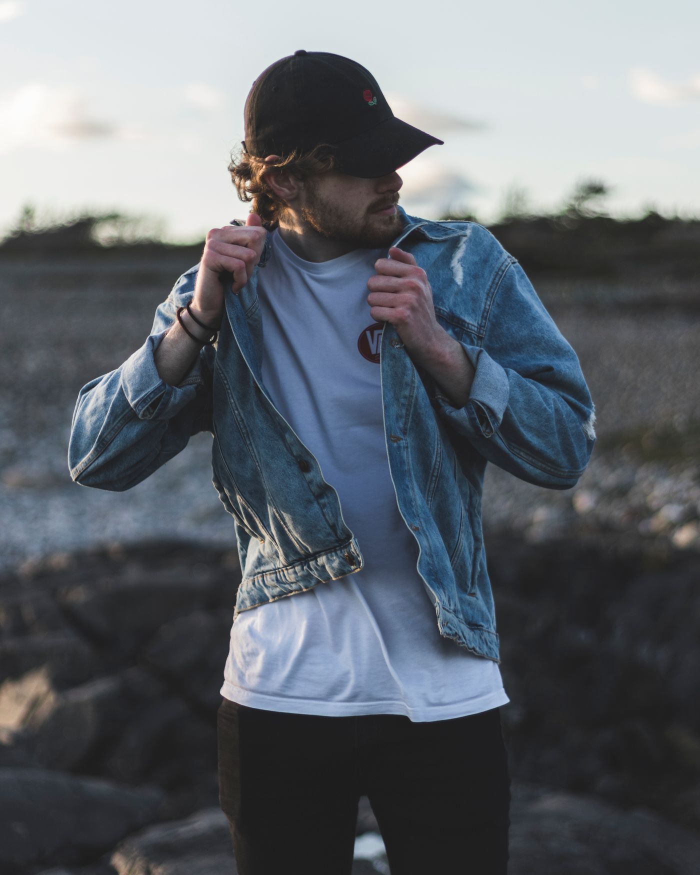 Mann in Denim-Jacke und Jeans