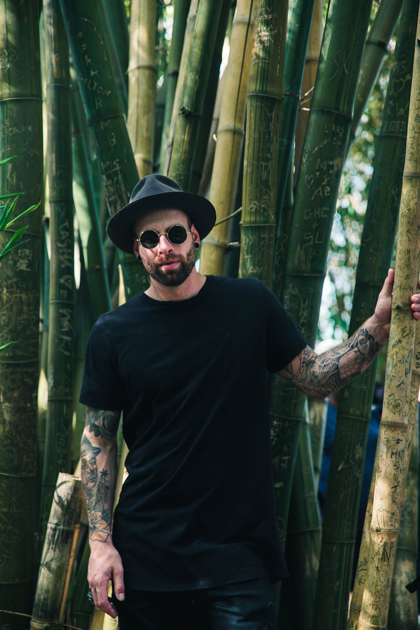 Mann in lässiger Hose — VibeeCloth