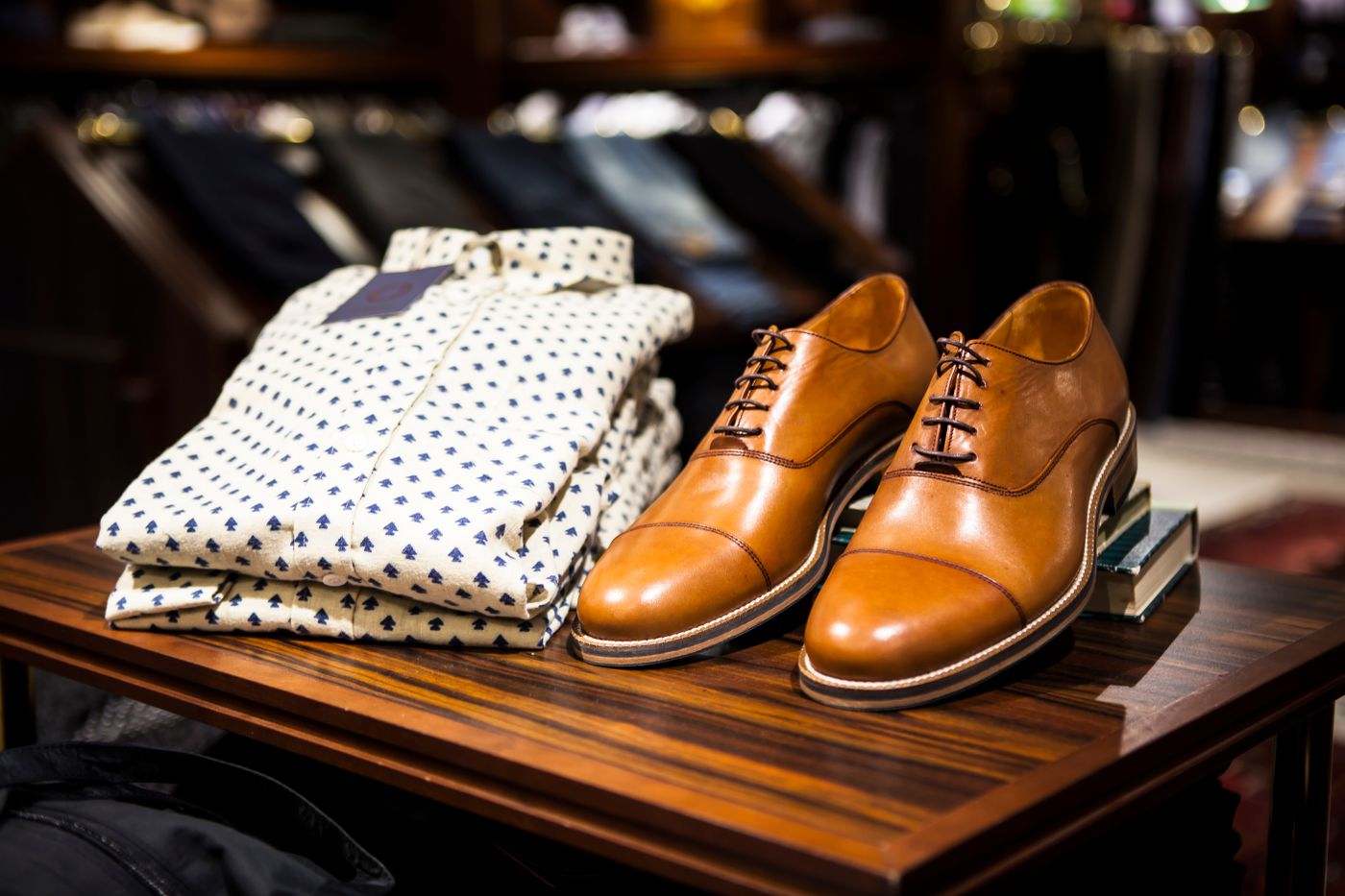 Braune Lederschuhe und Gürtel