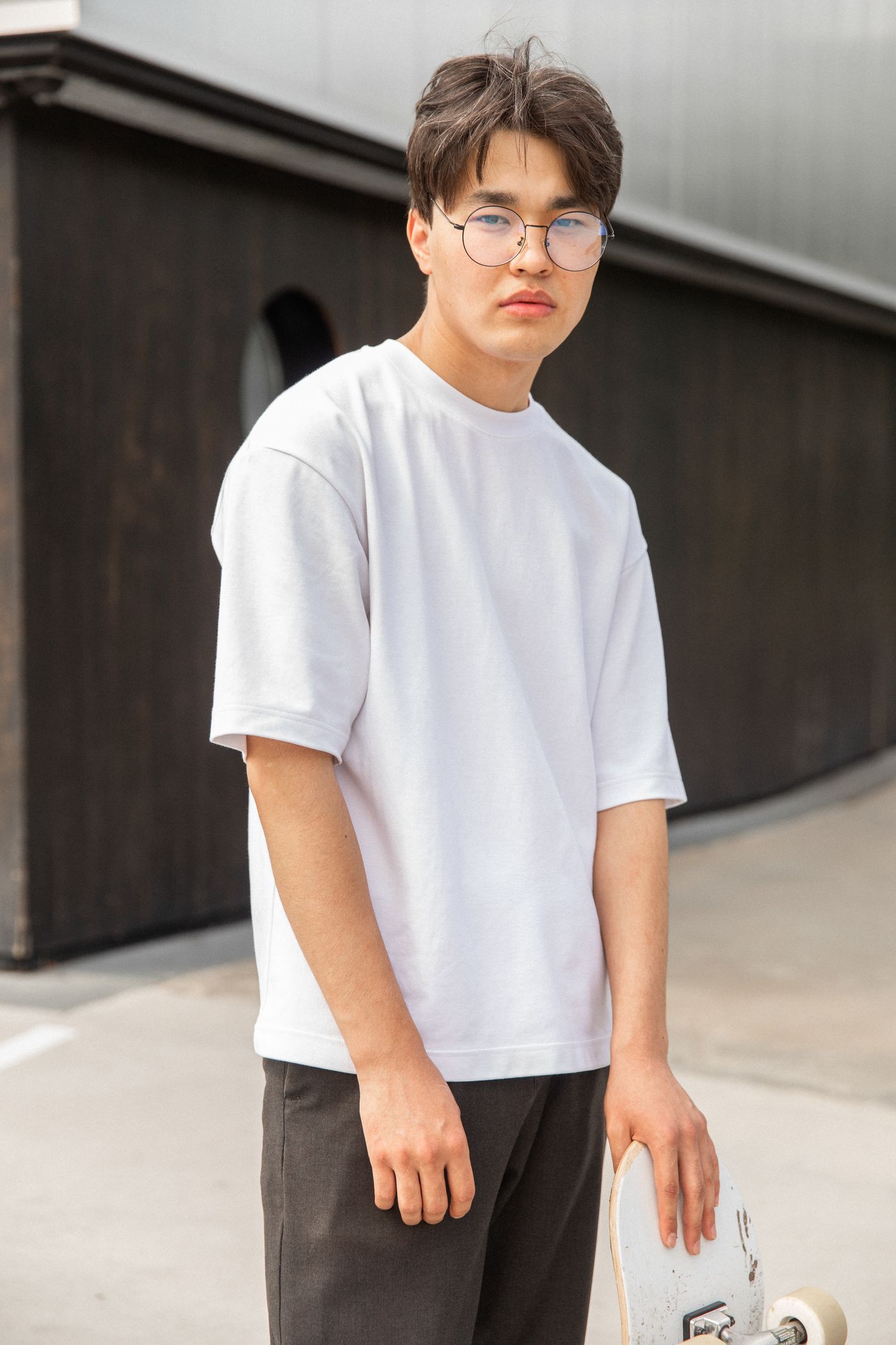 Mann im weissen Hemd — VibeeCloth